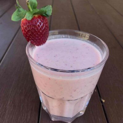 banana and strawberry smoothie - sharpmuscle