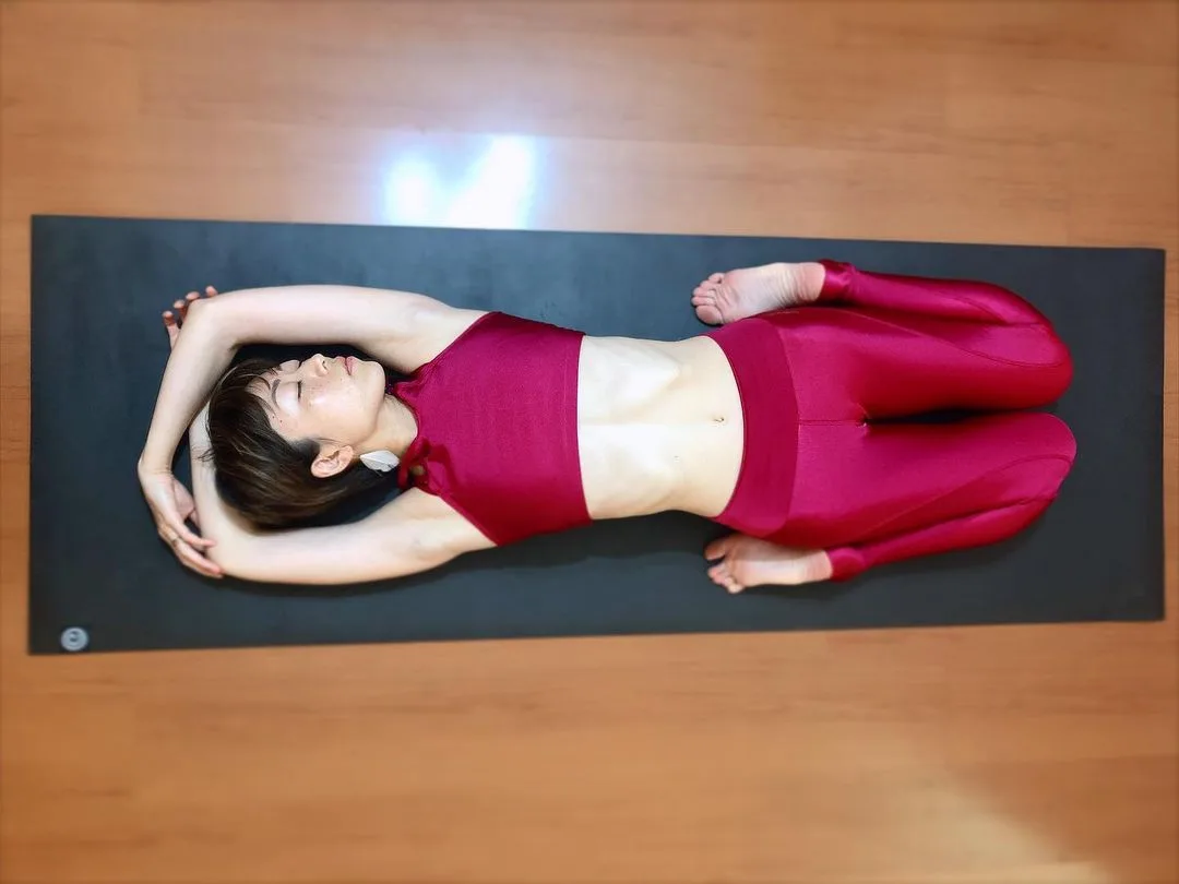 Details 144+ hero pose yoga benefits latest - xkldase.edu.vn